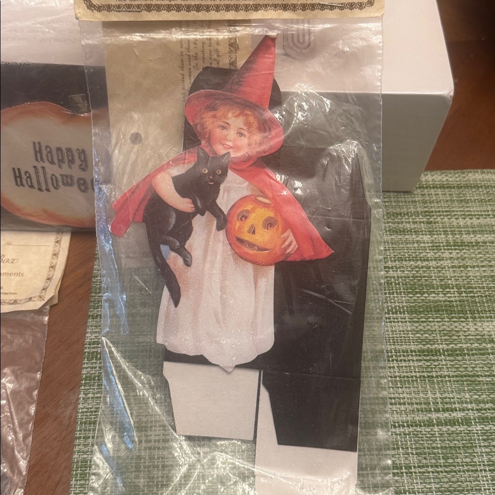 Halloween Candy Boxes, Vintage, Victorian Repros.
4 Packaged Boxes C-1990’s - Picture 6 of 12